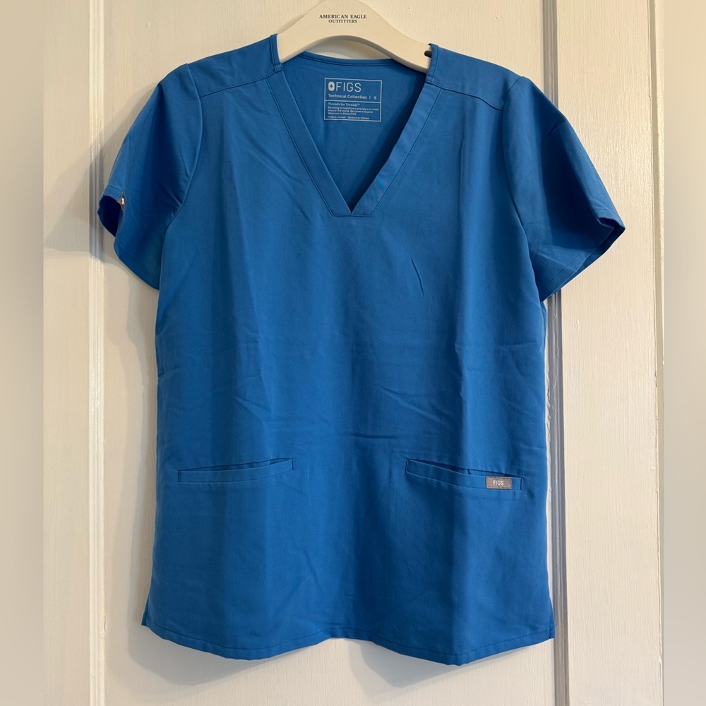 Casma three pocket scrub top